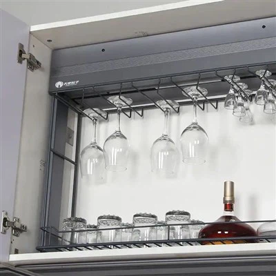 Emmagatzematge d'ampolles de vi penjant amb elevació automàtica de prestatgeries